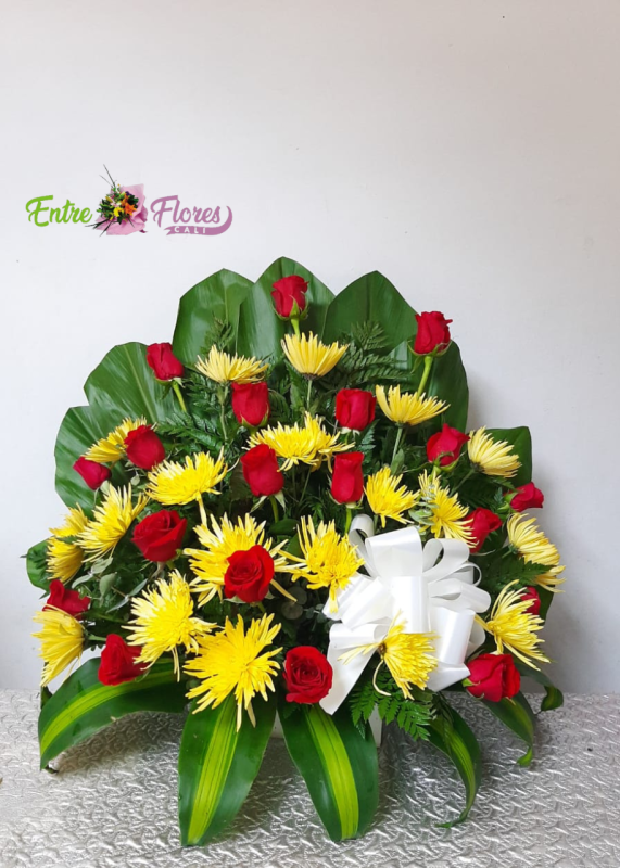 Abanico fúnebre en rosas y crisantemos -fúnebres en Cali
