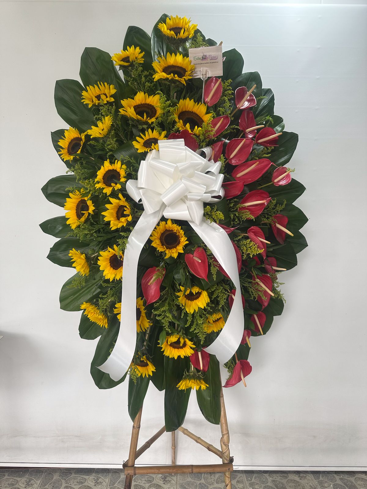 Ramo fúnebre en girasoles -fúnebres en cali Ramo fúnebre en girasoles -fúnebres en cali