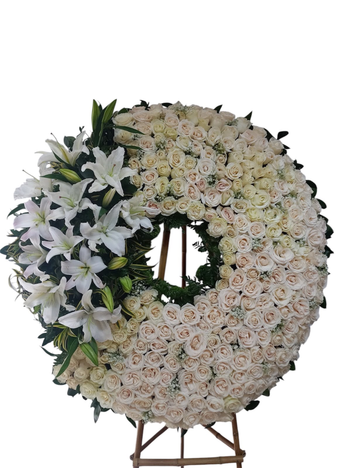 Corona Fúnebre en Rosas blancas y lirios-Funebres en Cali Corona Fúnebre en Rosas blancas y lirios-Funebres en Cali